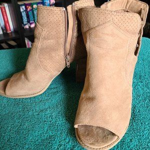 Report size 10 Microsuede Brown Heels